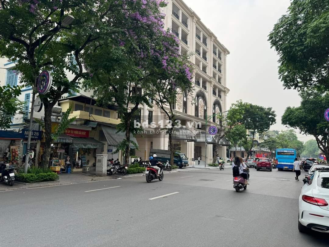 Bán Nhà Mặt phố Hàng Bài, Hoàn Kiếm - 895m2 - MT khủng - Giá 780 tỷ - Giá trị của đẳng cấp.