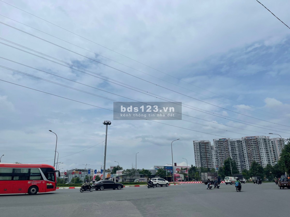 Bán khuôn đất lớn 2 mặt tiền vòng xoay Liên phường, 5872m2, 4xx tỷ.