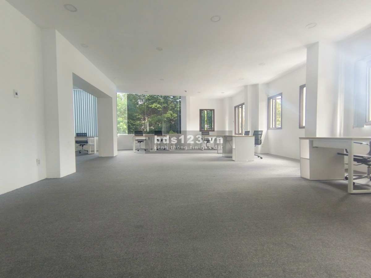 Cho thuê sàn VP 90m2 view kính sáng, nhiều cửa sổ thông tháng góc 2 MT khu sân bay Tân Sơn Nhất