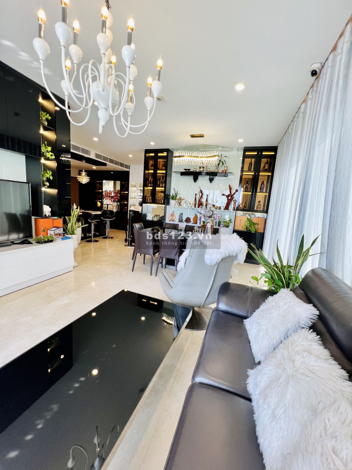 Bán gấp căn hộ 3PN chỉ 11,9 tỷ, 118m2, Siêu nội thất tại Đảo Kim Cương - Diamond Island