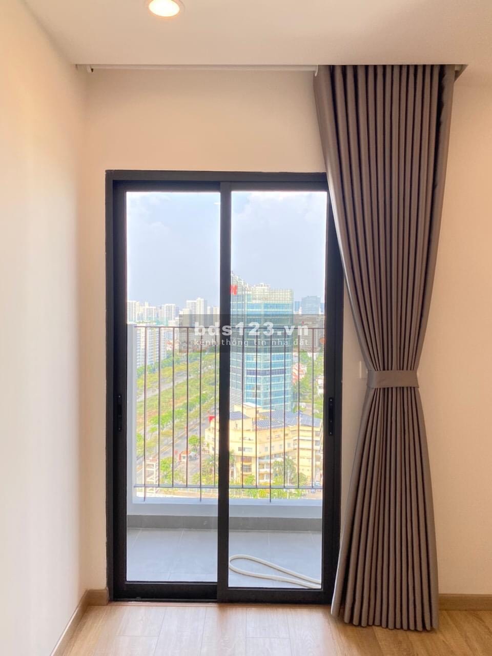 Bán chung cư 590 CMT8 - Quận 3 90m2 2pn, 2wc Giá 3tỷ8. Nhà mới sơn sửa lại toàn bộ. Sổ hồng riêng