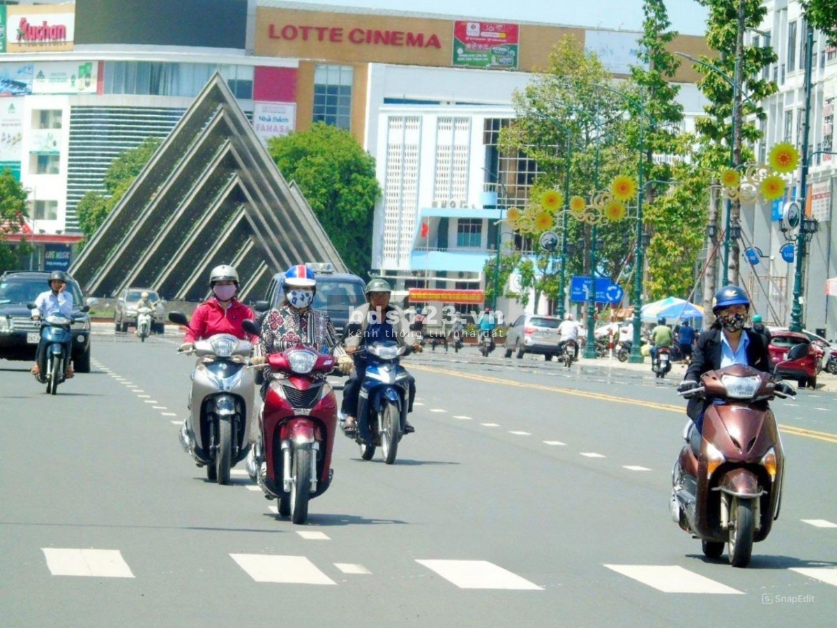 Đáo Hạn Ngân Hàng Sang Gấp Hơn1000m2 Đất MT Đường Nhựa 20m. Gía 700tr.