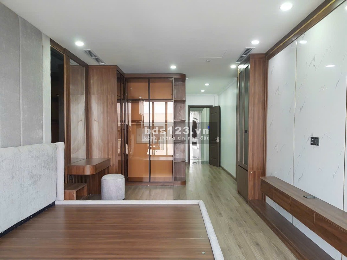 Bán nhà chính chủ tòa nhà mặt phố 7 tầng đầy đủ nội thất tại Long Biên