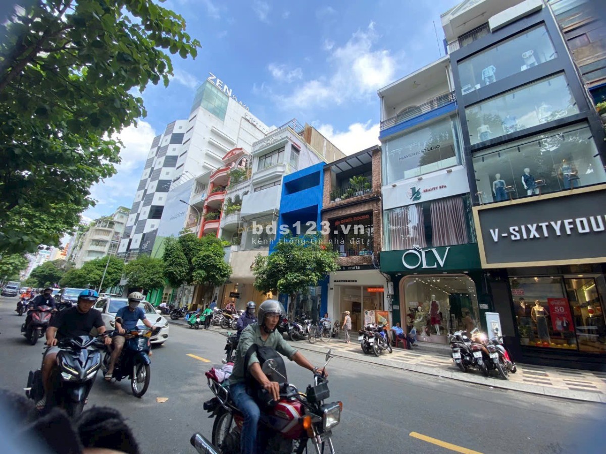 Cho thuê nhà ngay vòng xoay Phù Đổng, Bến Thành, Quận 1