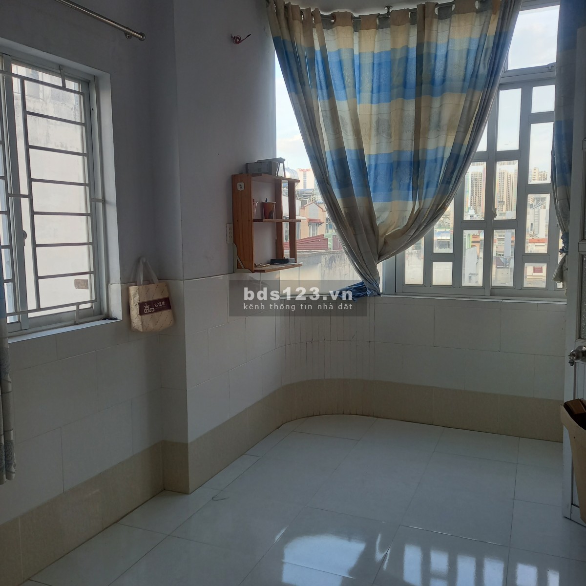 Phòng lầu 4 cho nữ thuê 12m2 đường Cách Mạng Tháng Tám, Quận 10