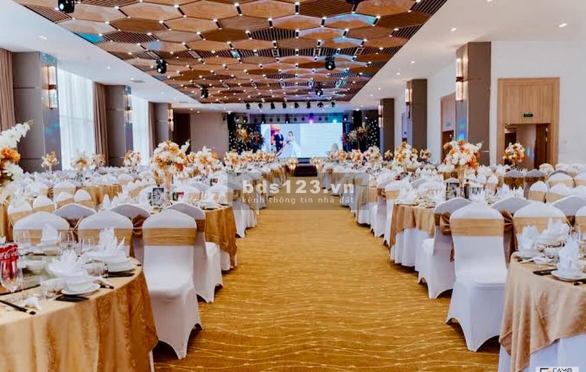 khách sạn mặt biển bám trọn view vịnh Hạ Long