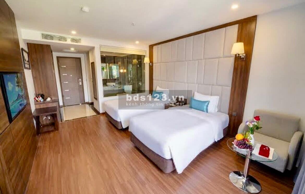 khách sạn mặt biển bám trọn view vịnh Hạ Long