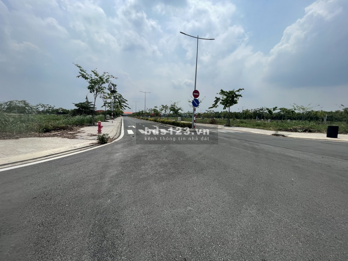 Kẹt tiền bán gấp lô đất ở sổ hồng riêng, Dt 70m2 Giá thanh toán 450 tr tại Đức Hòa sát Bình Chánh .