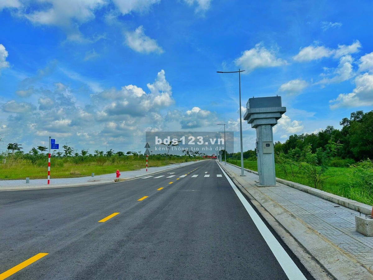 Kẹt tiền bán gấp lô đất ở sổ hồng riêng, Dt 70m2 Giá thanh toán 450 tr tại Đức Hòa sát Bình Chánh .