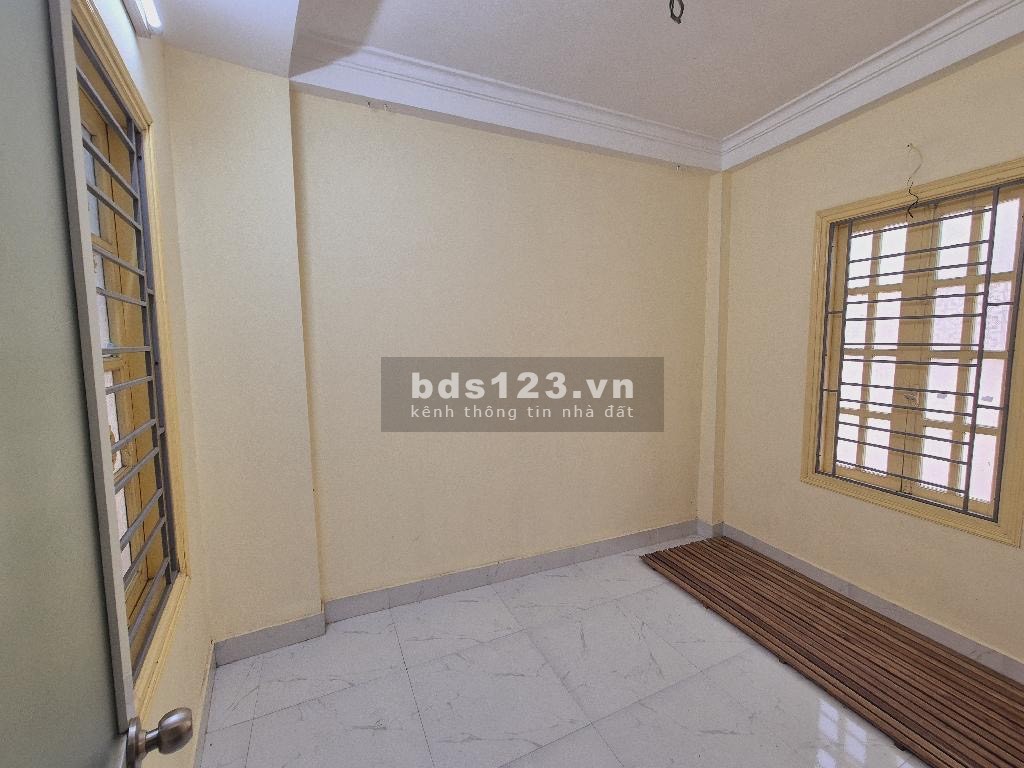 Bán nhà quận Đống Đa, Ngõ 318 Đê La Thành 15m2 , MT 5.4m Giá 2.6 Tỷ