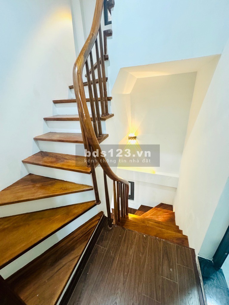 Bán nhà quận Đống Đa, ngõ 180 Nguyễn Lương Bằng 7.89 Tỷ, 26m2, MT 3.5m - Ô tô đỗ, tặng nội thất