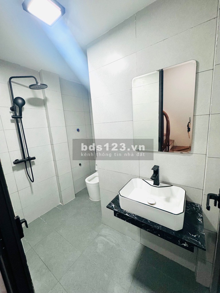 Bán nhà quận Đống Đa, ngõ 180 Nguyễn Lương Bằng 7.89 Tỷ, 26m2, MT 3.5m - Ô tô đỗ, tặng nội thất