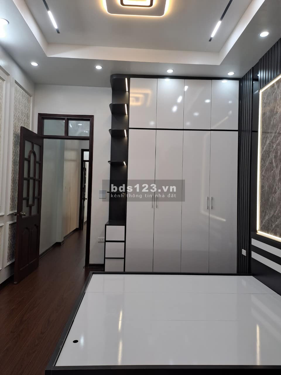 BÁN NHÀ CẦU GIẤY CHỈ 8,6TY 43M2 NHÀ 4 TẦNG - TẶNG FULL NỘI THẤT - NGÕ BA GÁC TRÁNH - KINH DOANH