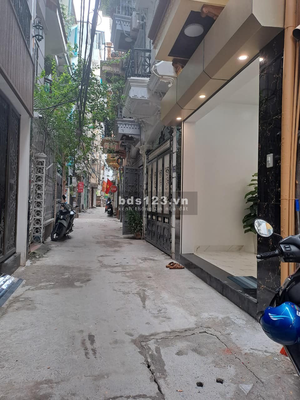 BÁN NHÀ CẦU GIẤY CHỈ 8,6TY 43M2 NHÀ 4 TẦNG - TẶNG FULL NỘI THẤT - NGÕ BA GÁC TRÁNH - KINH DOANH