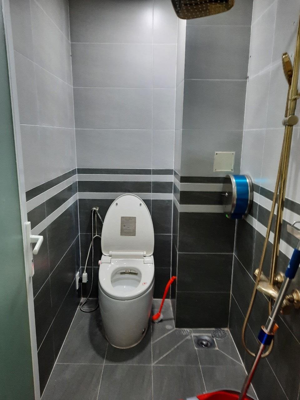 Bán nhà mặt tiền Tân Bình, mặt tiền Hoàng Văn Thụ, dưới 200 triệu/m2