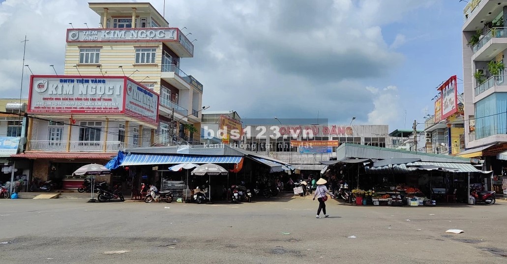 Quá ngộp. Bán nhanh chỉ với 120tr. Có ngay lô đất 185m2. Mặt tiền đường nhựa 18 m. Ngay Bình Phước.