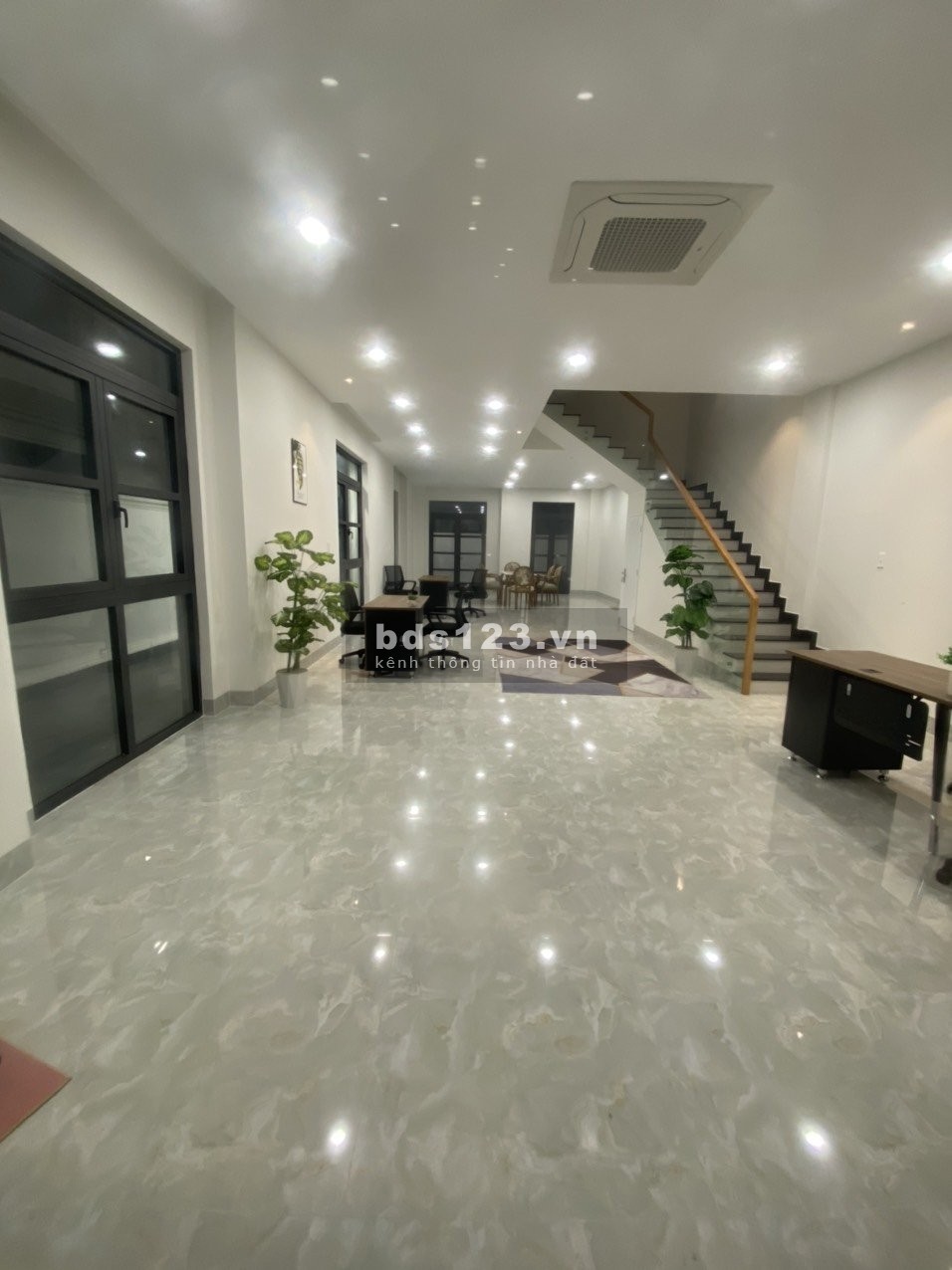 Cho thuê tầng Trệt biệt thự 200m2 Vinhomes Grand Park Quận 9 - Có máy lạnh 25 triệu/ tháng