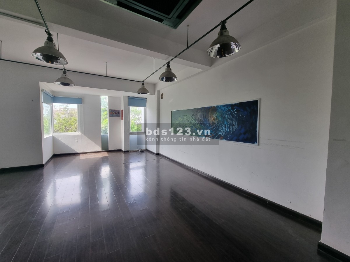 Cho thuê nhanh mặt bằng lầu 1 làm văn phòng DT: 100m2 (không có thang máy)