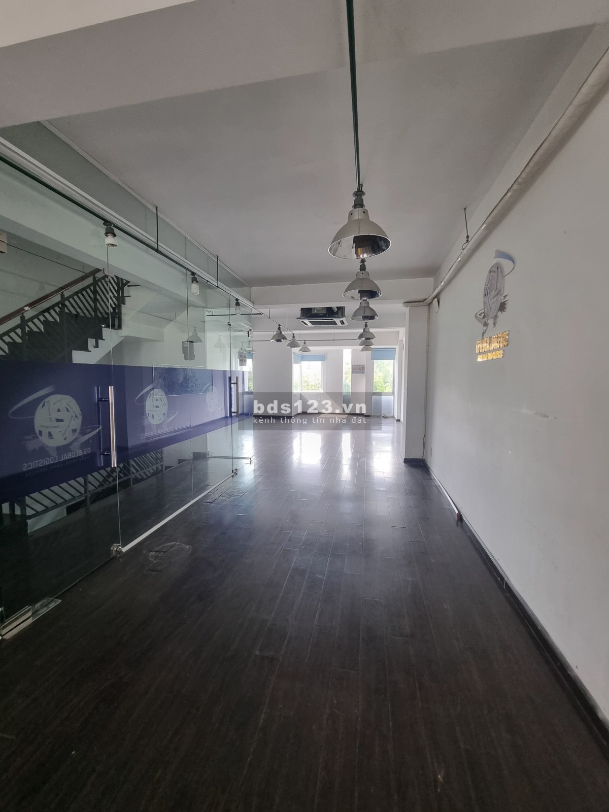 Cho thuê nhanh mặt bằng lầu 1 làm văn phòng DT: 100m2 (không có thang máy)