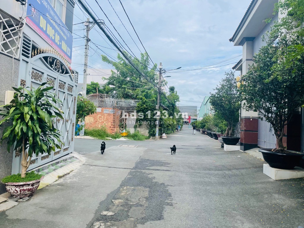 Bán nhà 3 tầng, hẻm 8m oto quay đầu, Lê Văn Chí, Thủ Đức. Giá 6.1 tỷ