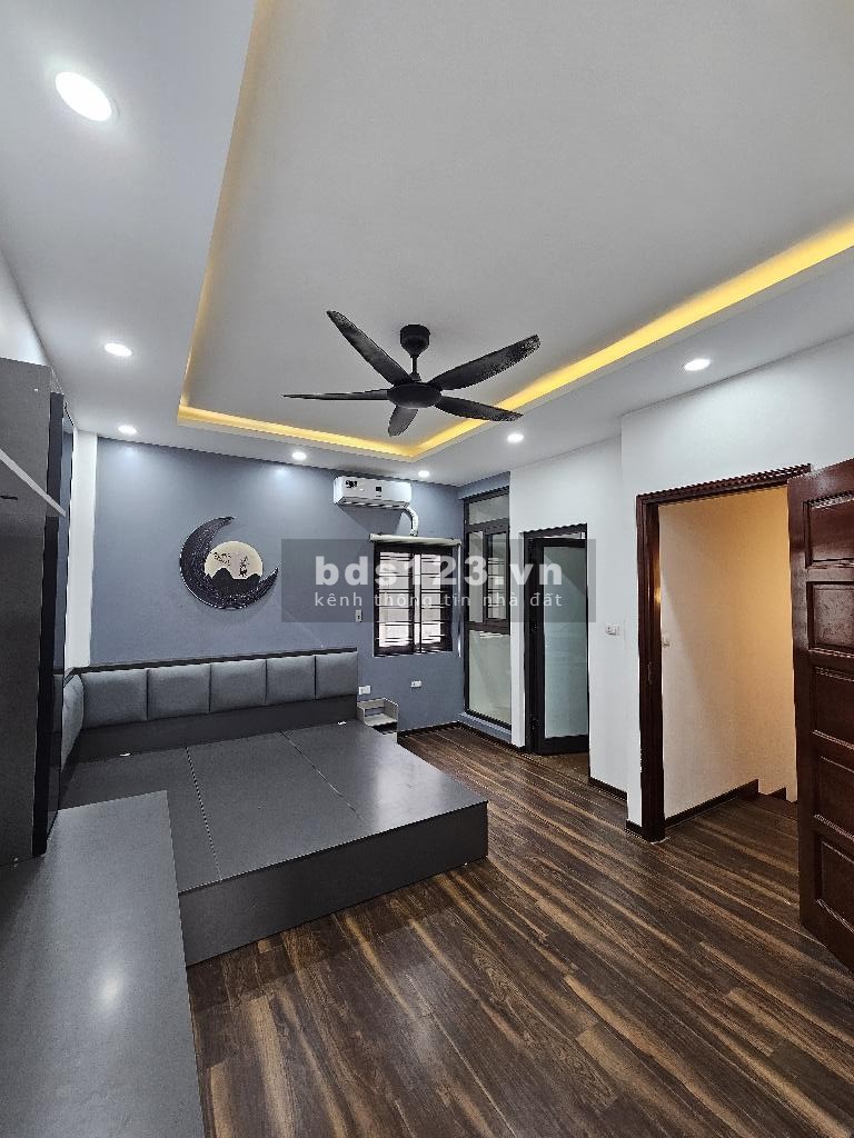 Bán nhà Bồ Đề 44 m 5 tầng ngõ thông ô tô Nhà mới đẹp ở luôn