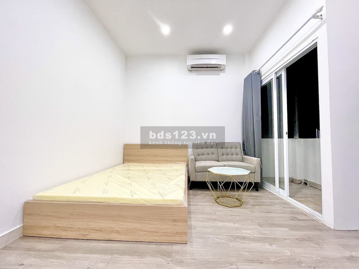 Cho thuê căn hộ 1 phòng ngủ, có ban công máy giặt riêng gần Hutech, ngã tư Hàng Xanh