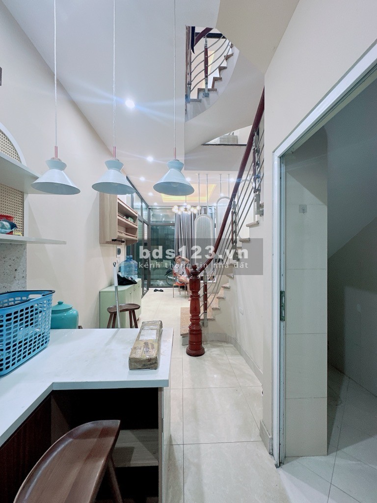 Bán nhà Bồ Đề 37m 5 tầng dân xây 5 m ra ngõ thông Hồng Tiến bồ đề