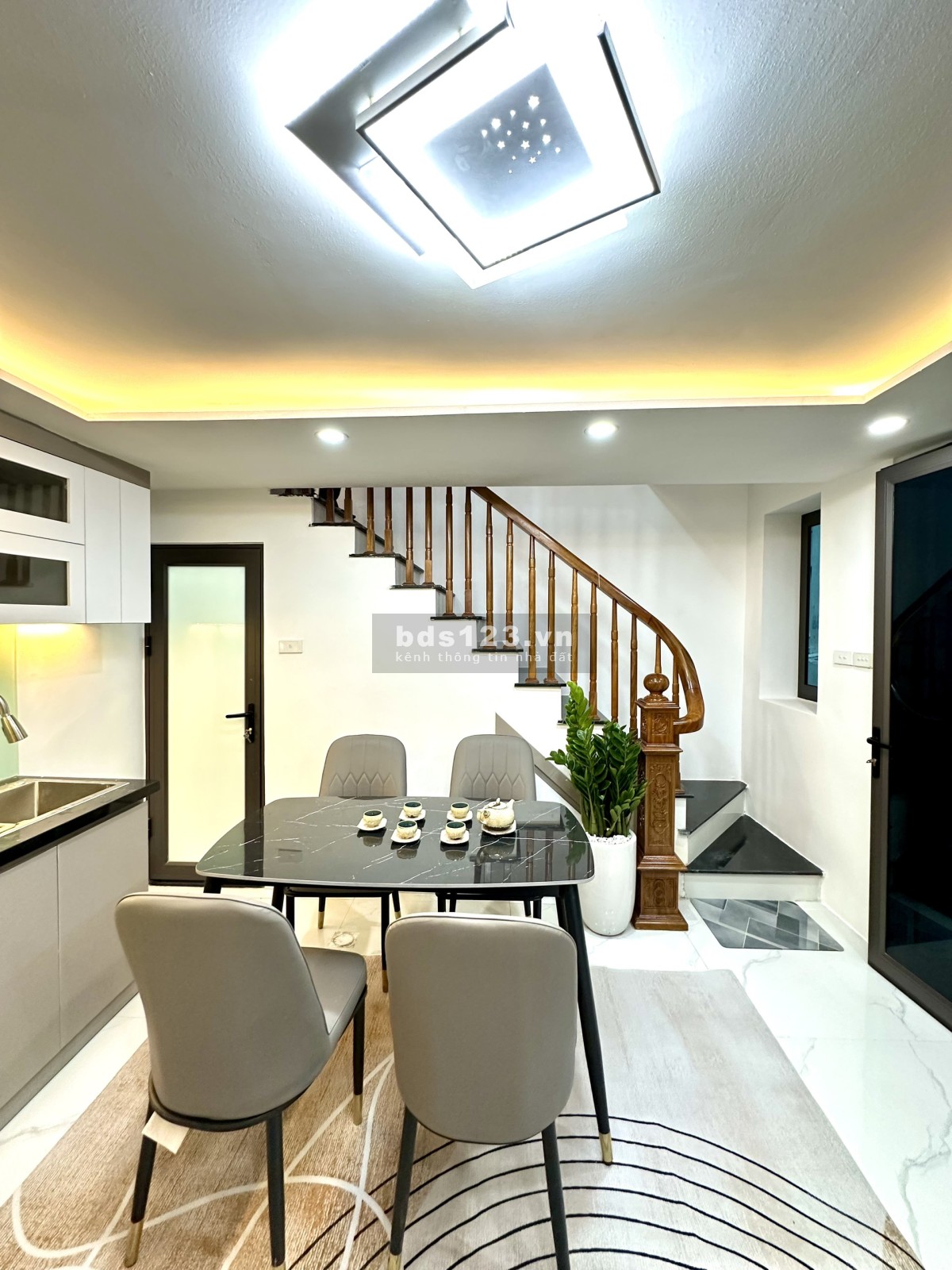 Cần bán nhà mặt hồ Võ Thị Sáu - Q.Hai Bà Trưng