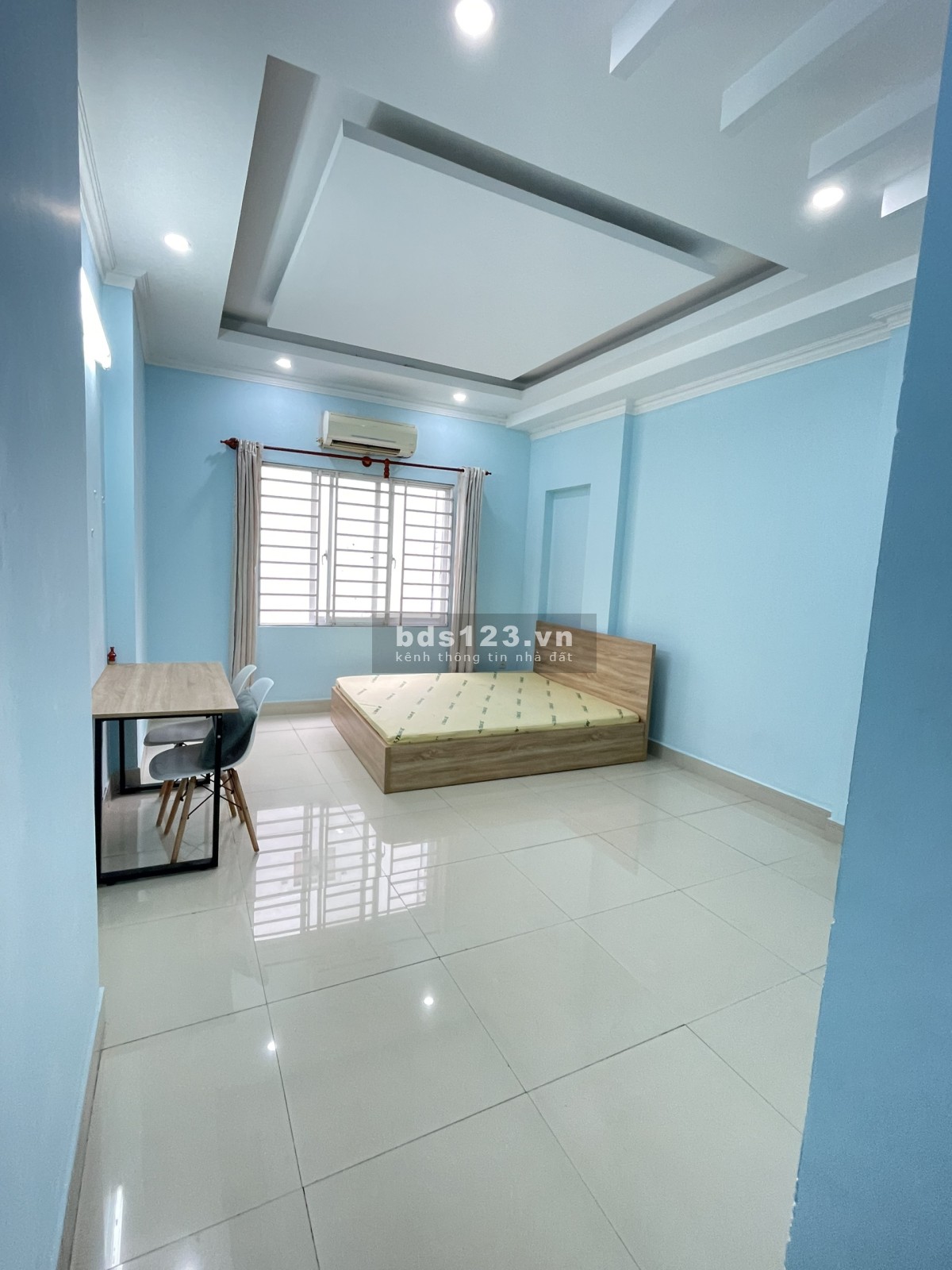 Phòng trọ cao cấp, nội thất căn bản, quận 7, 30m2, có cửa sổ.