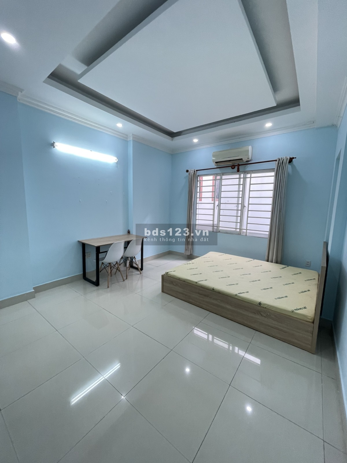 Phòng trọ cao cấp, nội thất căn bản, quận 7, 30m2, có cửa sổ.