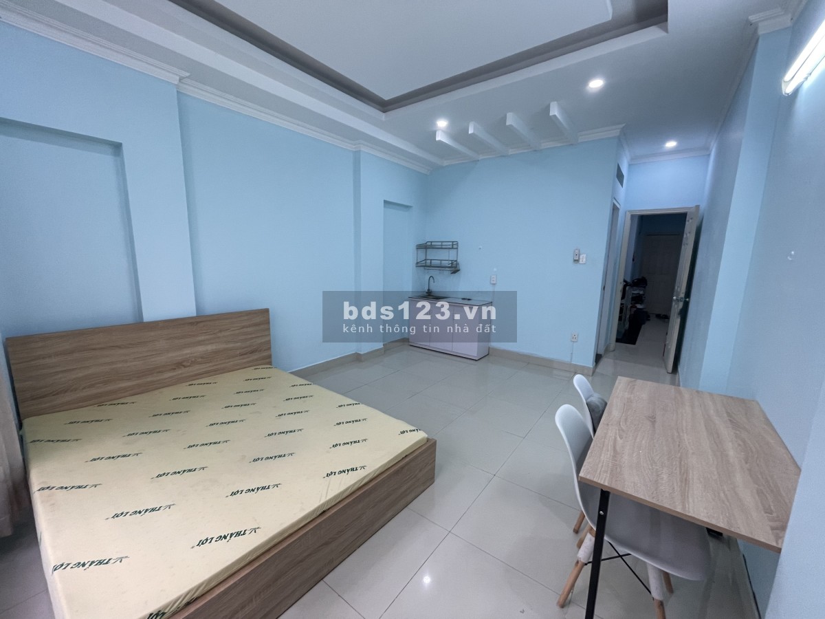 Phòng trọ cao cấp, nội thất căn bản, quận 7, 30m2, có cửa sổ.