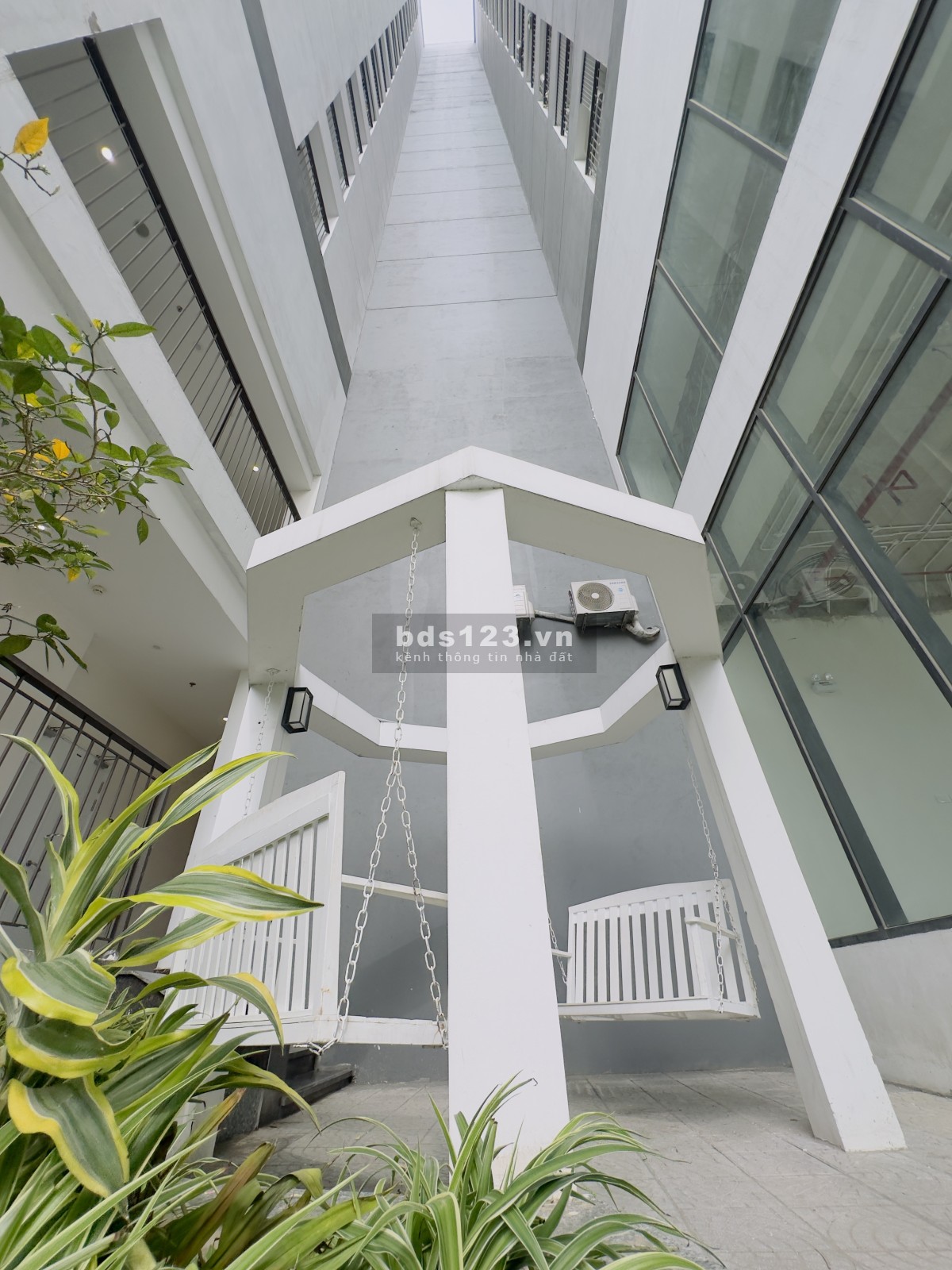 Bán căn 2 phòng ngủ, 65m, tầng cao tại Berriver 390 Nguyễn Văn Cừ, full nội thất xịn sò giá 4,1 tỷ.