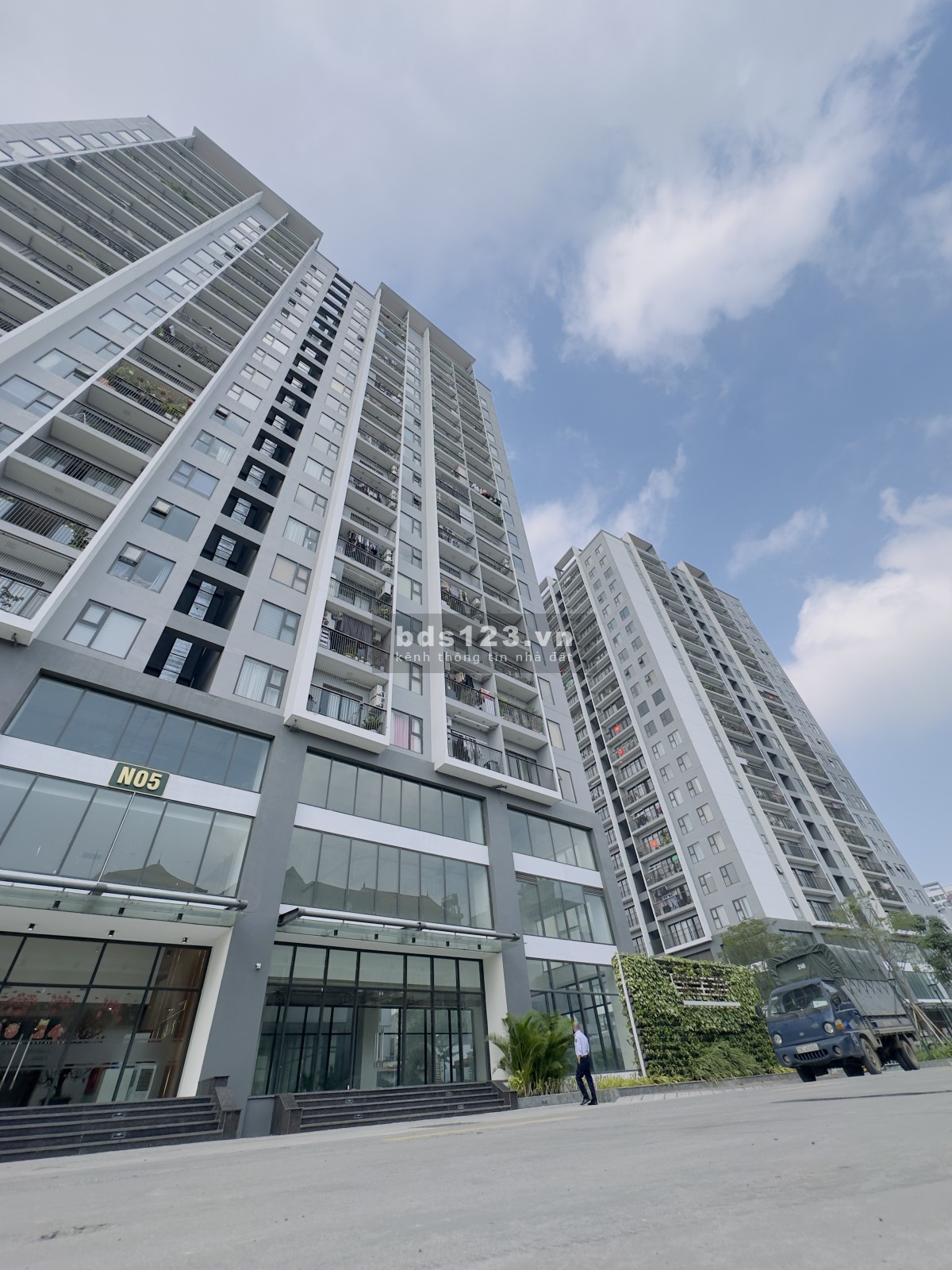 Bán căn 2 phòng ngủ, 65m, tầng cao tại Berriver 390 Nguyễn Văn Cừ, full nội thất xịn sò giá 4,1 tỷ.