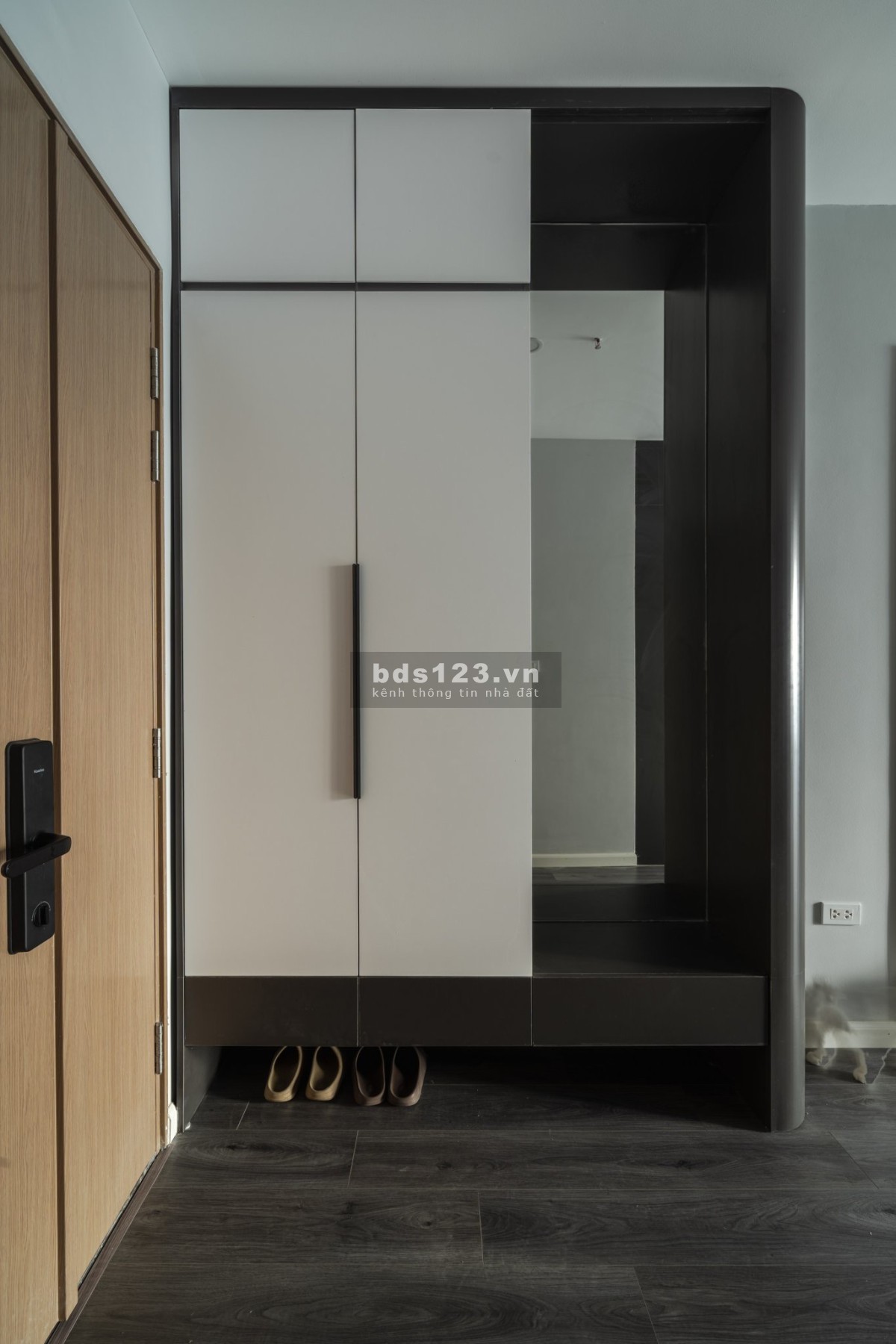 Bán căn 2 phòng ngủ, 65m, tầng cao tại Berriver 390 Nguyễn Văn Cừ, full nội thất xịn sò giá 4,1 tỷ.
