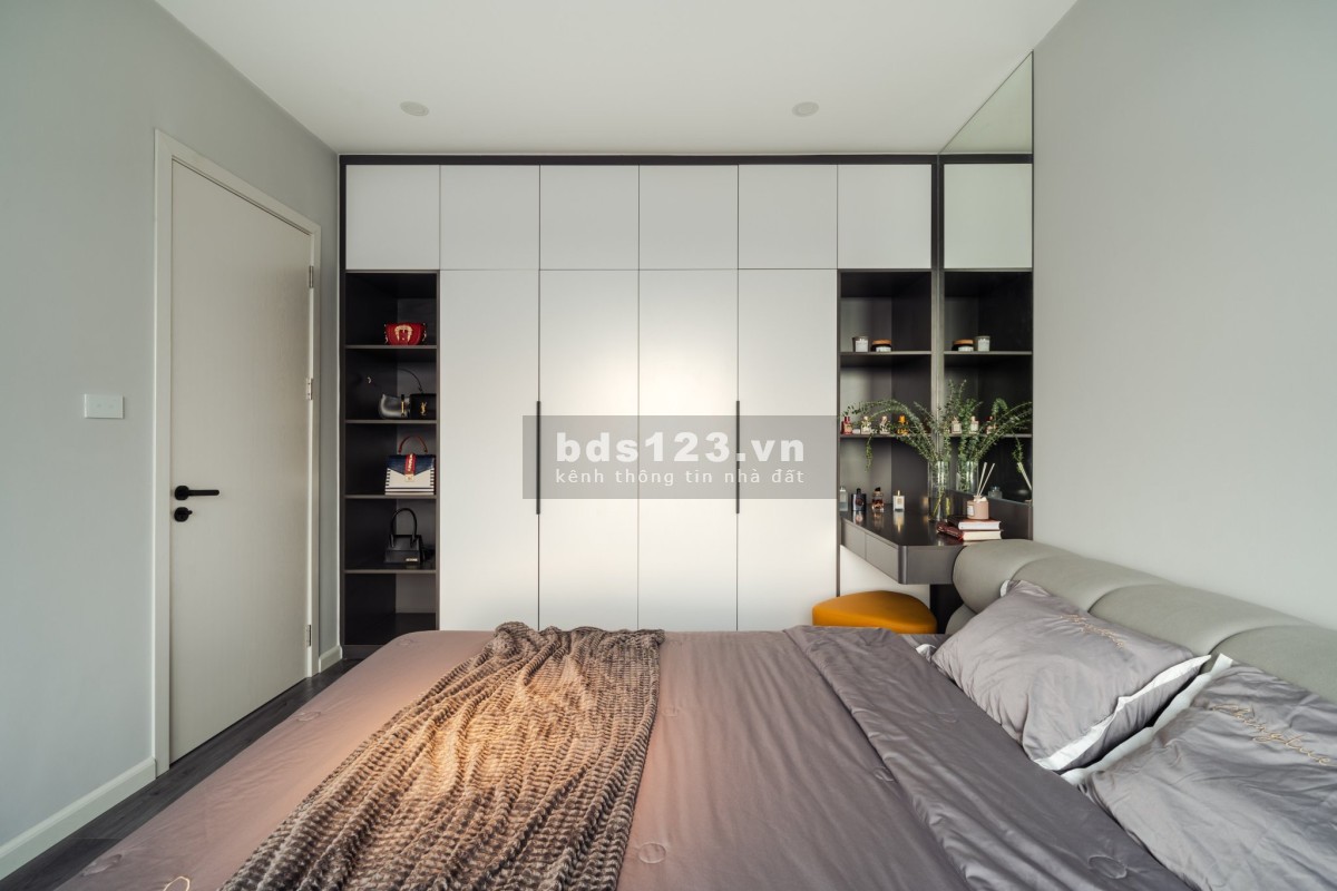 Bán căn 2 phòng ngủ, 65m, tầng cao tại Berriver 390 Nguyễn Văn Cừ, full nội thất xịn sò giá 4,1 tỷ.