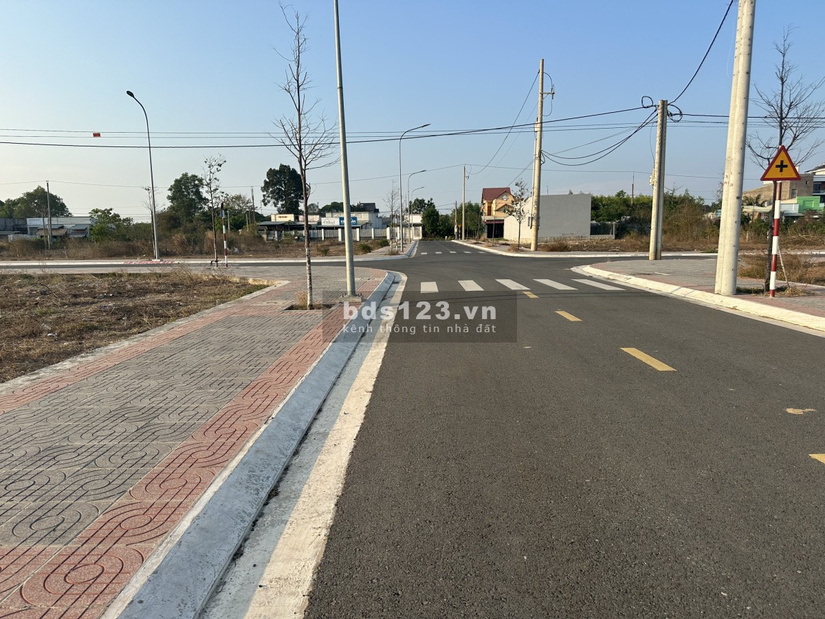 Em Văn nắm chủ hỗ trợ khách ra lô đất KDC Lan Anh 7