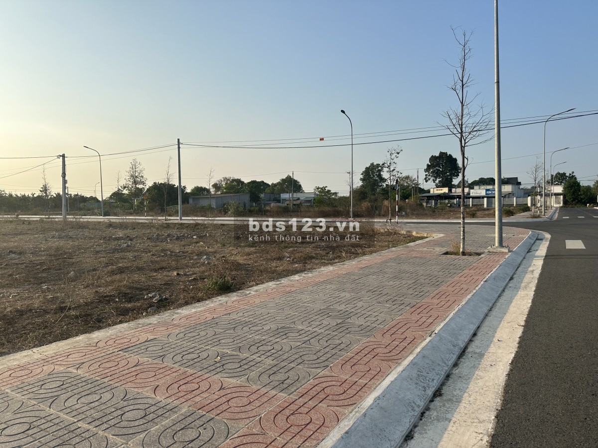 Em Văn nắm chủ hỗ trợ khách ra lô đất KDC Lan Anh 7