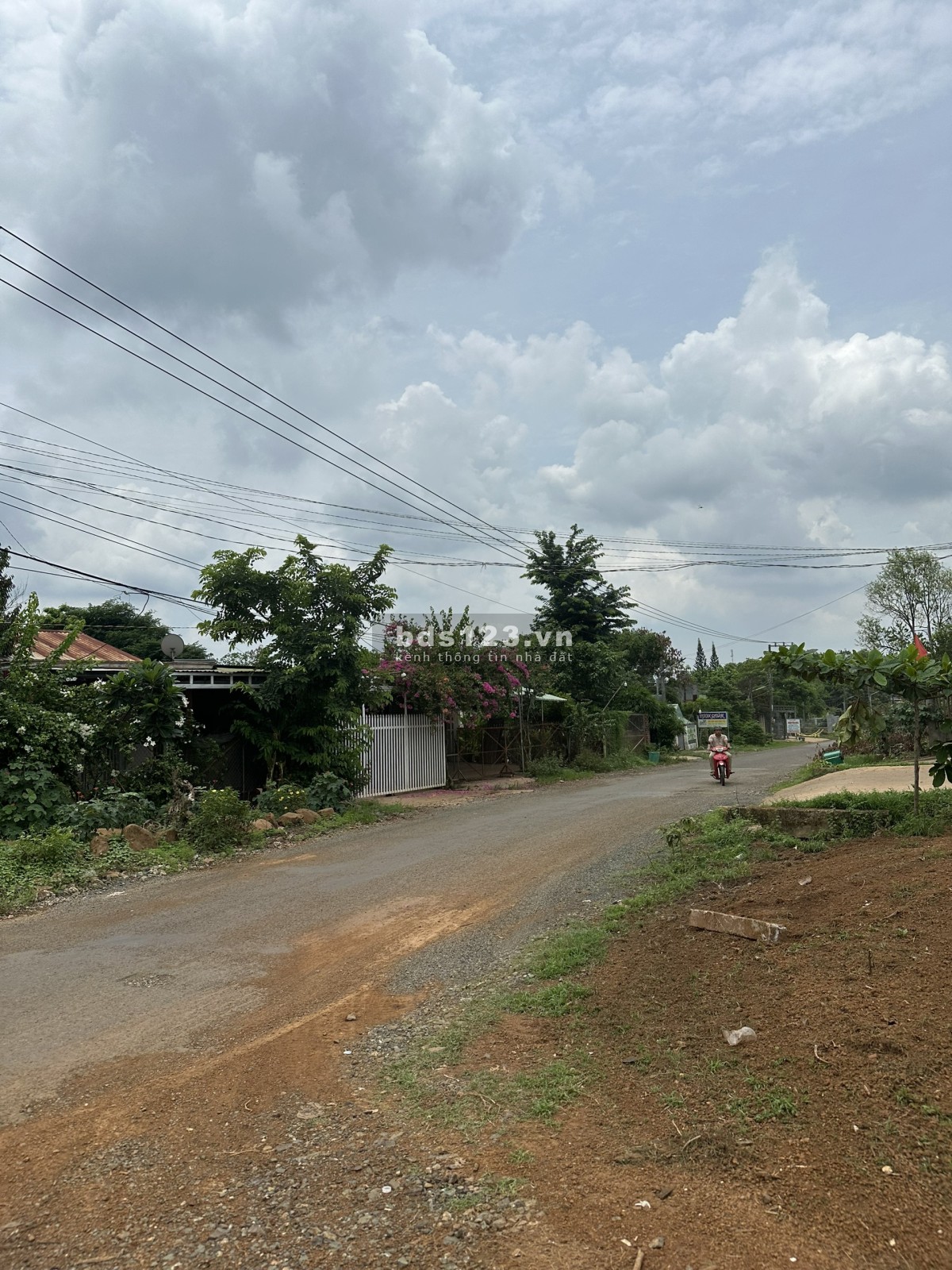 Ngộp tài chính ngân hàng bán cắt lỗ 50% Dt 200m2 tc 100m Giá bán 350tr bao ra sổ