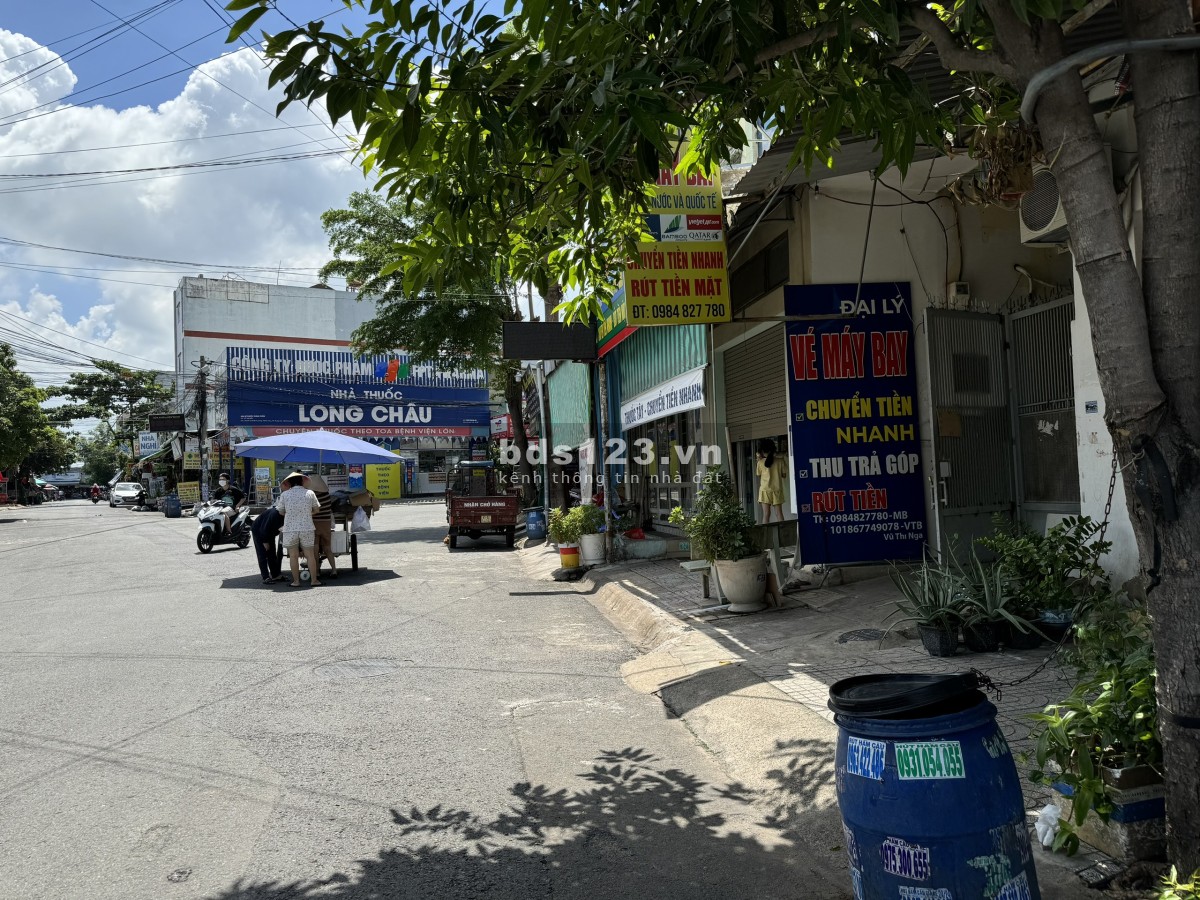 Cần bán gấp 110m2 (11m x10m) đường nhựa lớn, dân cư đông, gần chợ, gần trường