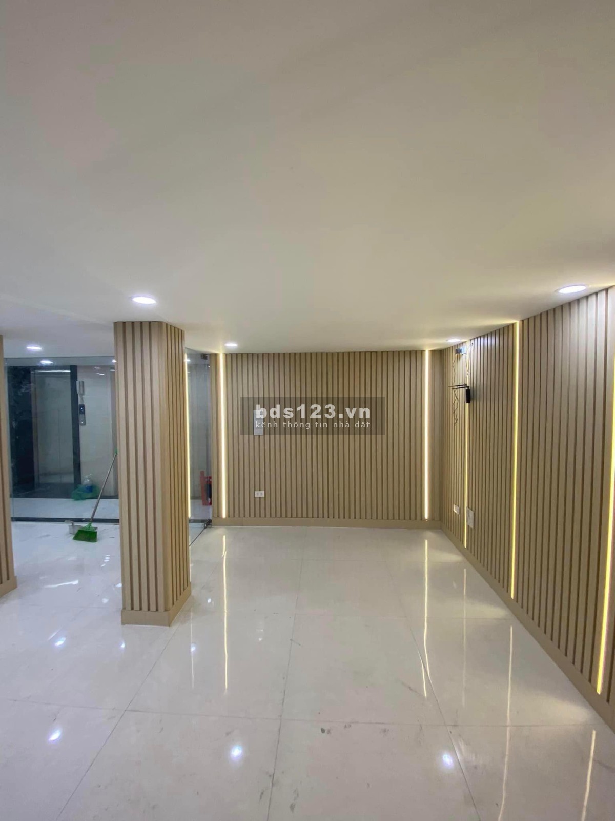 Bán nhà 8 tầng Đỗ Quang Cầu Giấy 100m2 MT 7.5m 32 tỷ Gara oto thông sàn ngõ to