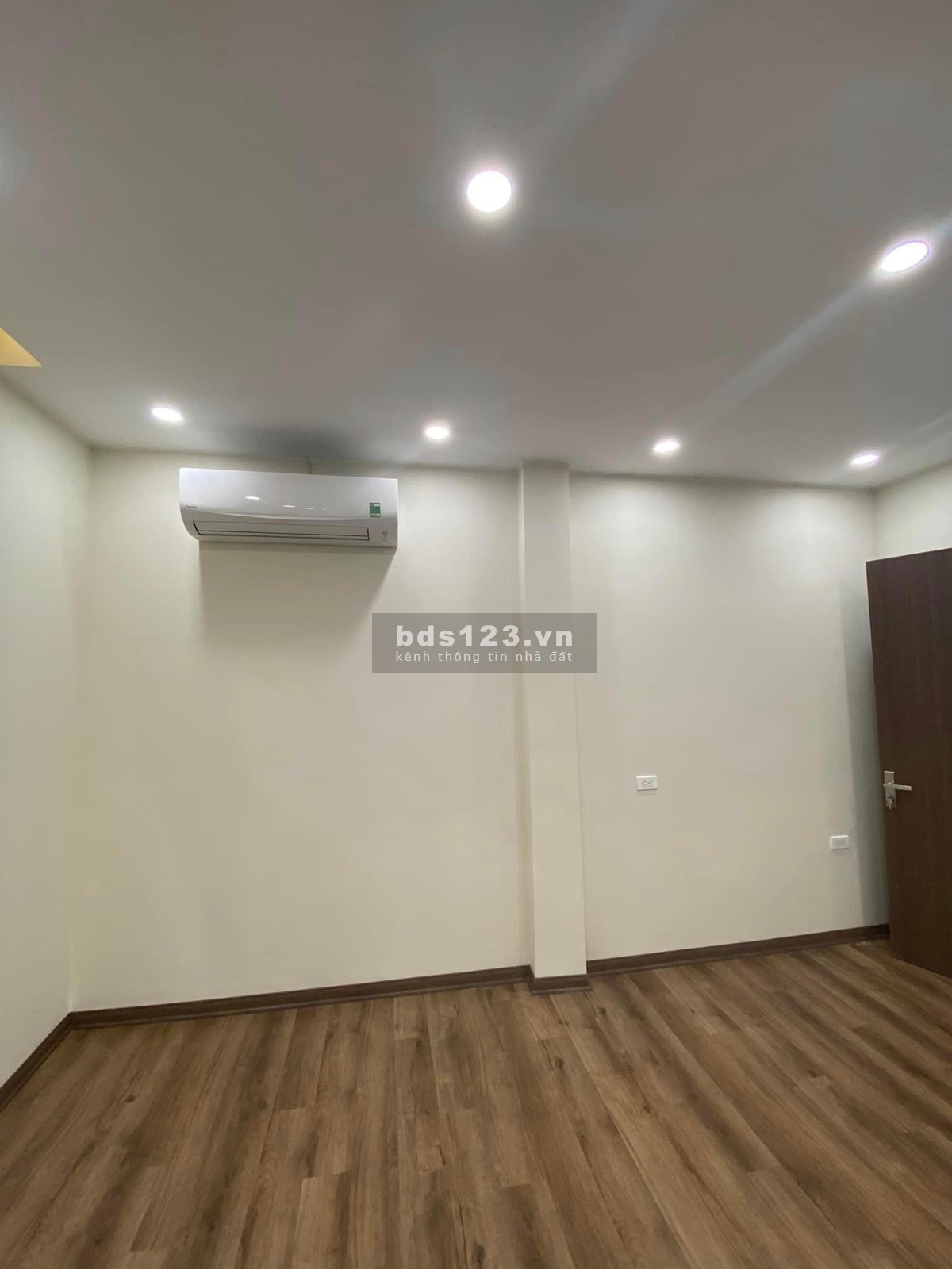 Bán nhà 8 tầng Đỗ Quang Cầu Giấy 100m2 MT 7.5m 32 tỷ Gara oto thông sàn ngõ to