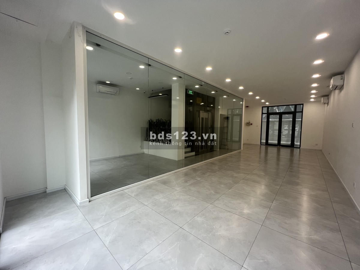 Cho thuê mặt bằng kinh doanh, làm văn phòng 126m2 Tầng Trệt có máy lạnh 15 triệu/ tháng Vinhomes Q9