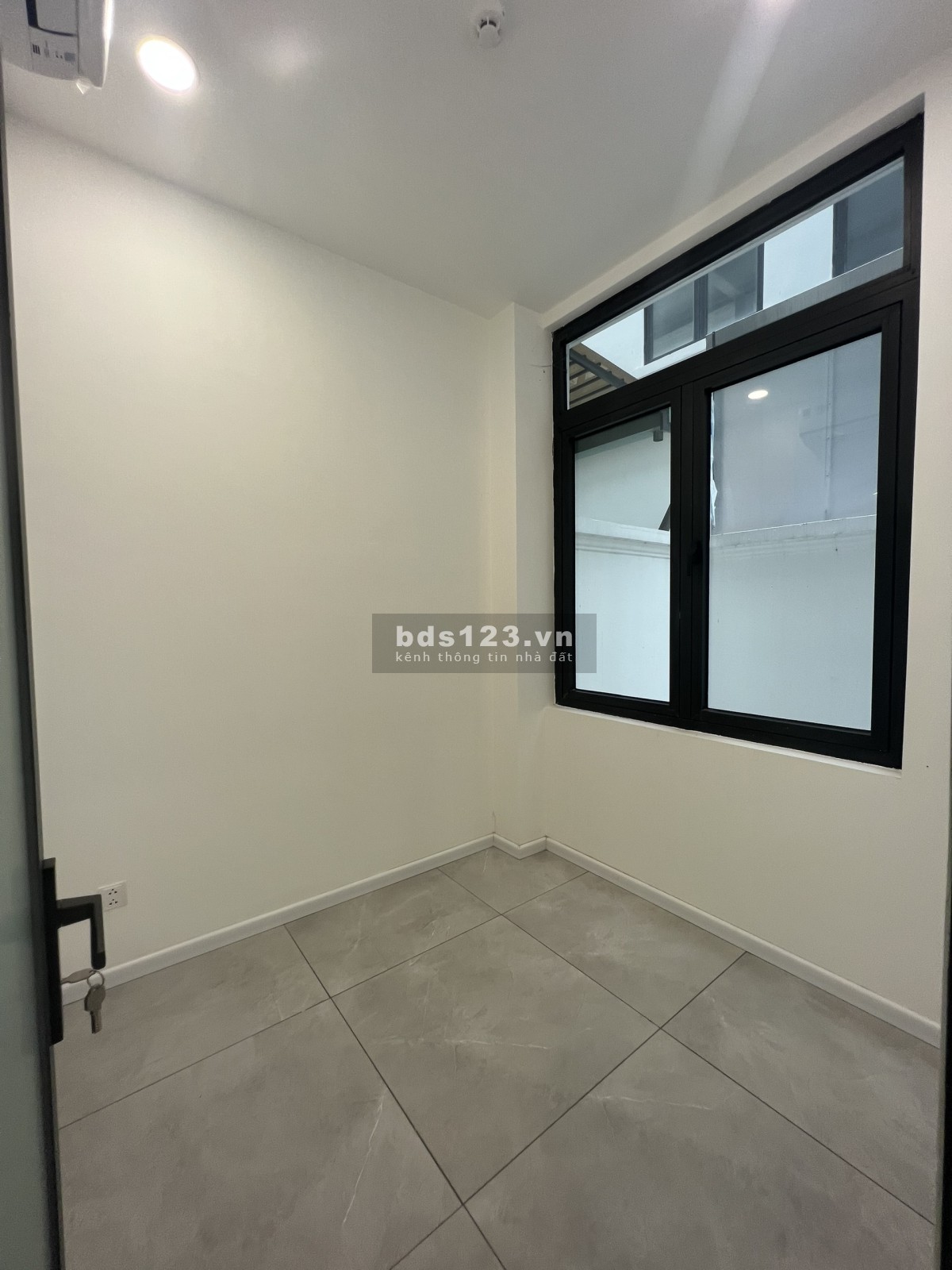 Cho thuê mặt bằng kinh doanh, làm văn phòng 126m2 Tầng Trệt có máy lạnh 15 triệu/ tháng Vinhomes Q9