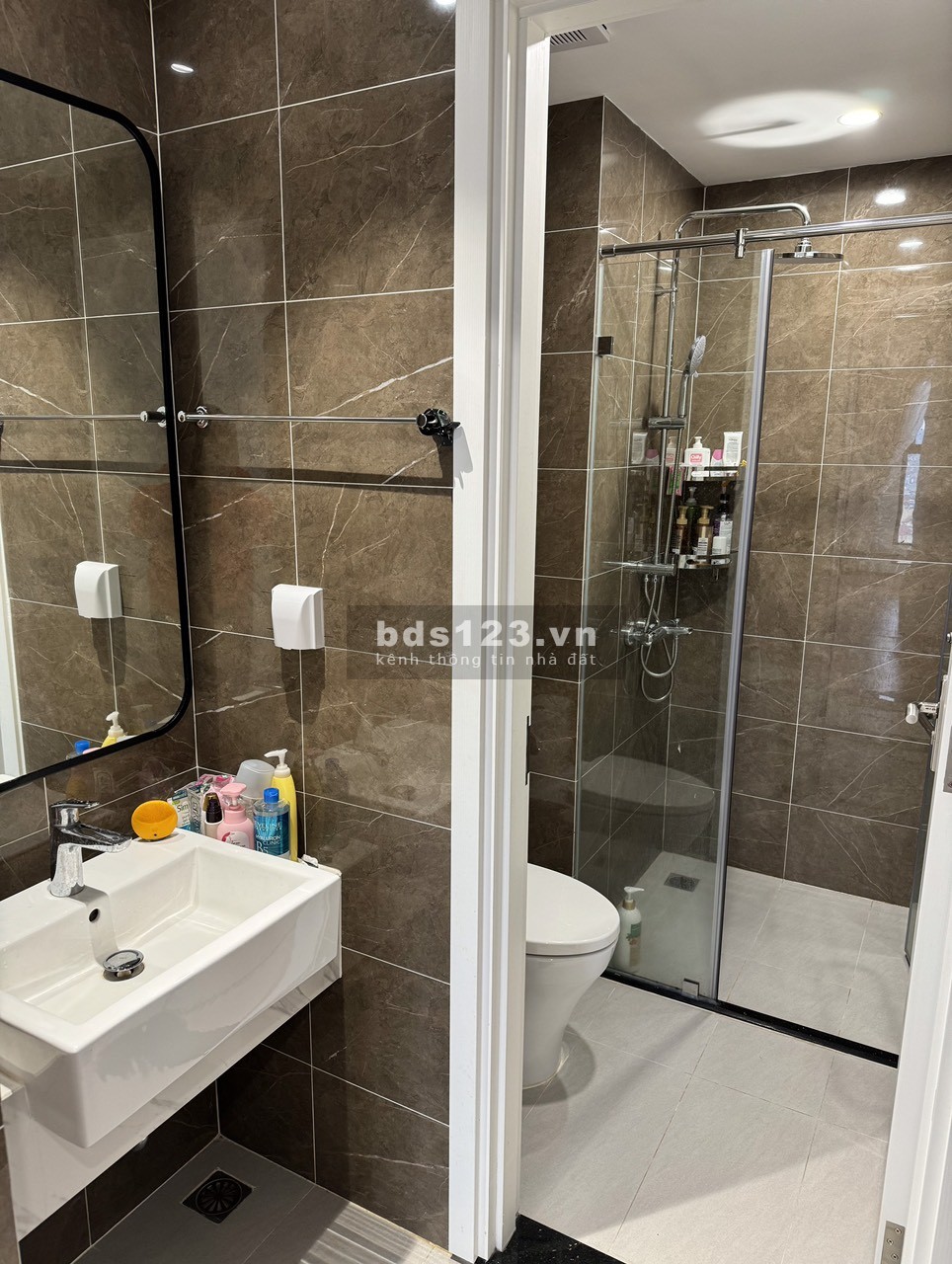 Chính chủ bán gấp căn 2PN full đồ view công viên ở Vinhomes Smart City. LH:0927931112