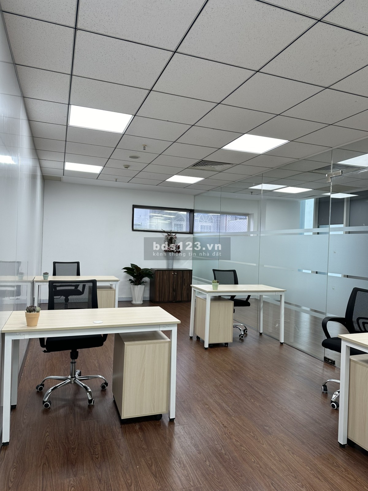 Tòa nhà chính chủ cho thuê SÀN 185m2 và các văn phòng mini từ 4m2 - 30m2; mặt tiền đường Cộng Hòa.