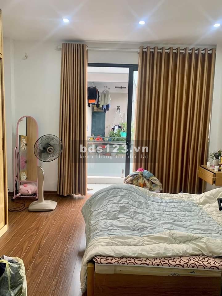 Hoàng Quốc Việt 47m² 4 tầng 4.4 m 13.5 tỷ.