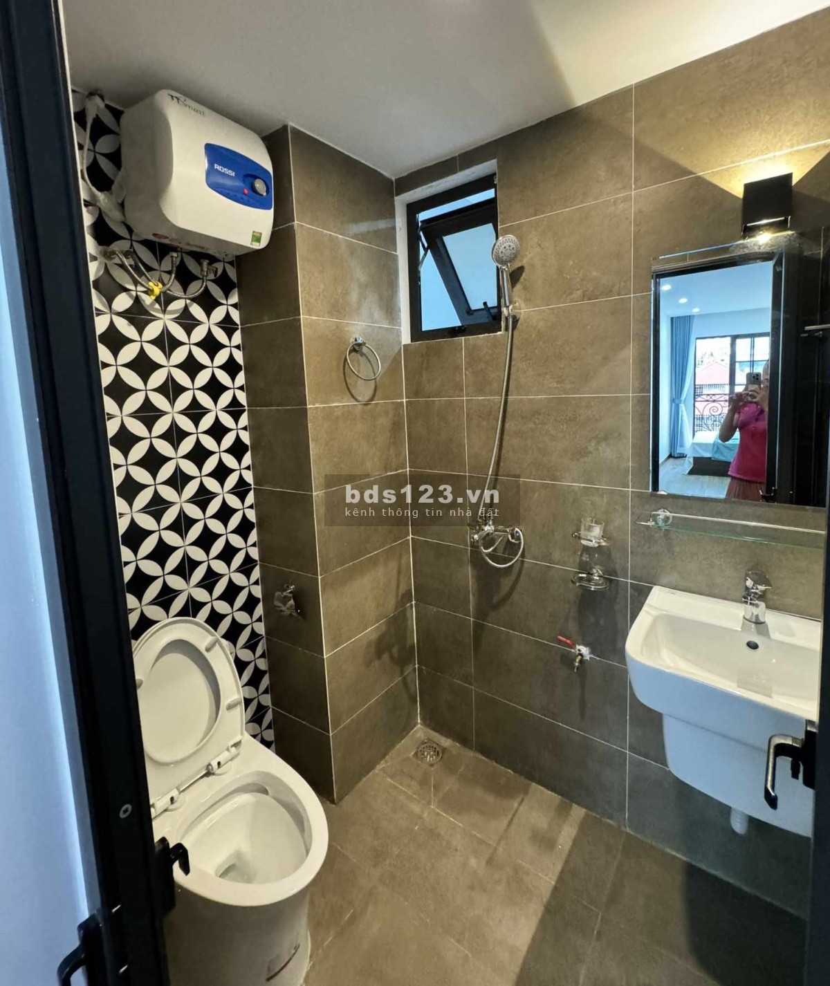 Dương Quảng Hàm ngõ 165 cần bán gấp nhà, DT 50m² x 5 tầng, MT 4,5m.
