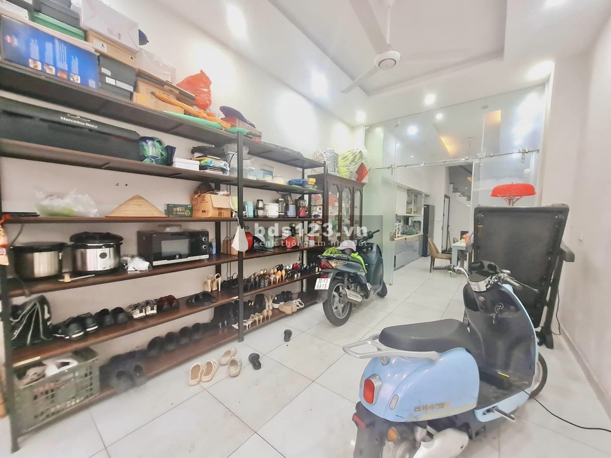 NÀNG HẬU SÁT MẶT PHỐ NGUYÊN HỒNG - ĐỐNG ĐA - MẶT TIỀN ĐẸP - VỈA HÈ - Ô TÔ - KINH DOANH