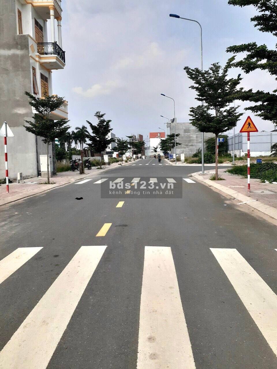 Chính chủ bán đất giá 880tr/100m2 full thổ cư xây dựng thoải mái.