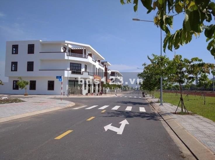 Chính chủ bán đất giá 880tr/100m2 full thổ cư xây dựng thoải mái.